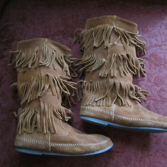 Minnetonka 3 Layer Fringe Boot - Picture 2 of 7